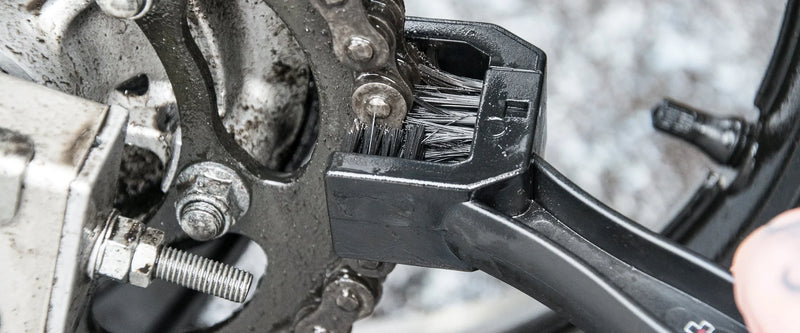 CHAIN CLEANING BRUSH